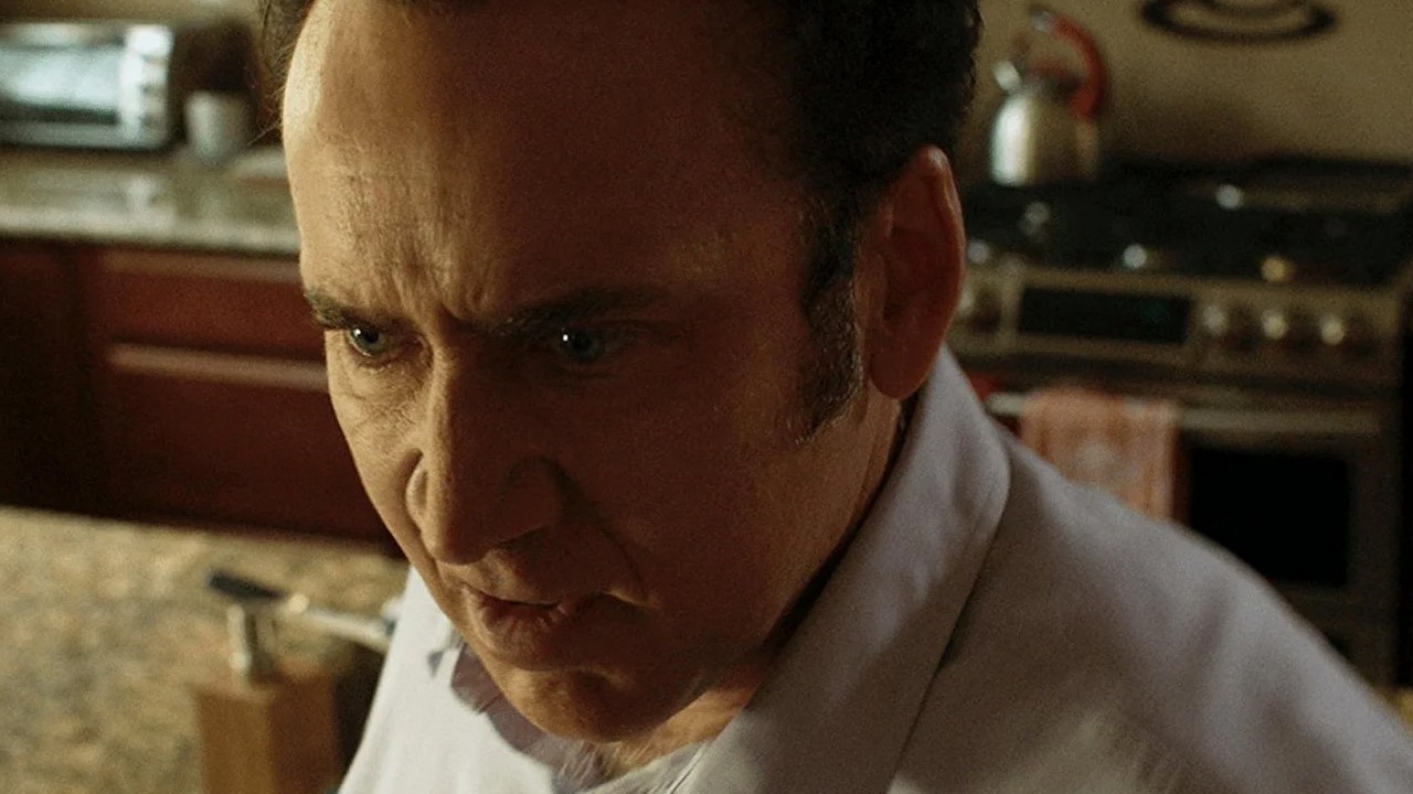 „Uznałem to za bardzo obraźliwe, więc umieściłem to w filmie”. Nicolas Cage w tym horrorze ponownie przeżył doświadczenie, które budzi w nim złość, źródło grafiki: Mom and Dad, Brian Taylor, Momentum Pictures, 2017.