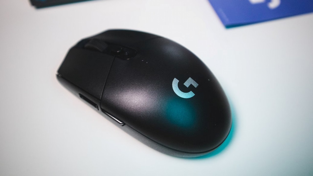 Logitech rezygnuje z kontrowersyjnej dożywotniej subskrypcji na myszkę komputerową. „To tylko prowokacyjny tok myślenia”, źródło grafiki: Homescreenify; Unsplash.com; 2021.