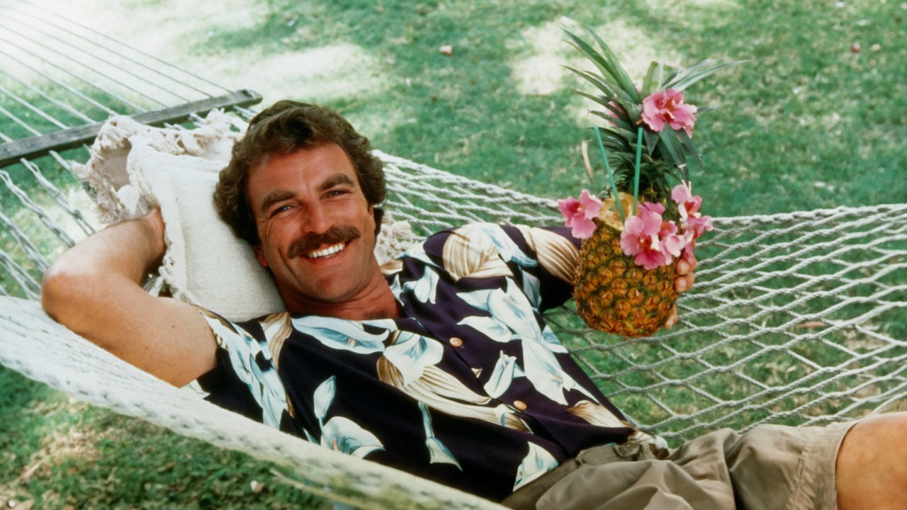 „Szczerze mówiąc, wkurzyło mnie to”. Tom Selleck wykiwał dyrektorów z CBS, gdy odmówili wypłacenia ekipie Magnum P.I. premii 1000 dolarów za finałowy sezon, źródło grafiki: Magnum P.I., Donald P. Bellisario i Glen A. Larson, CBS, 1980.