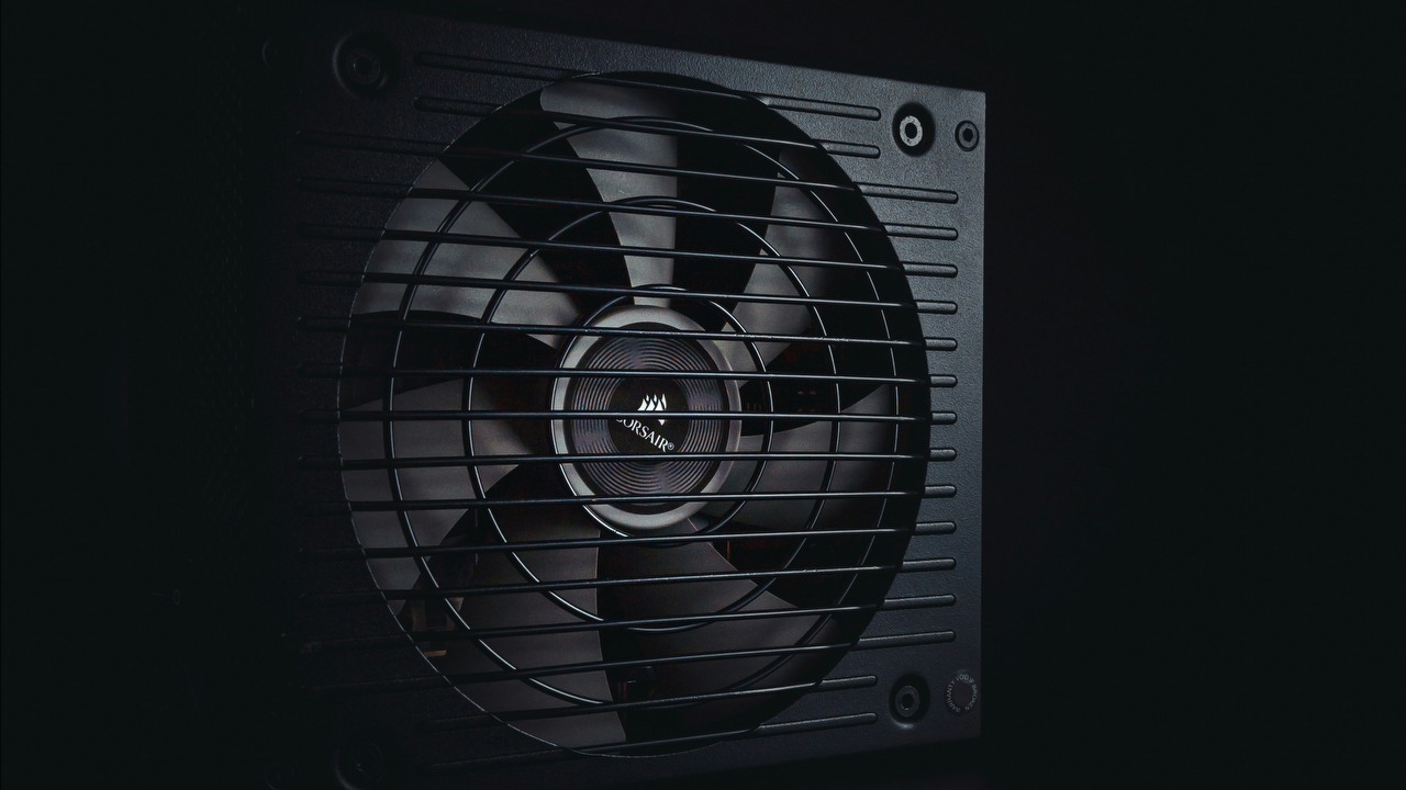 Gracz pyta, czy używanie tego samego zasilacza przez 14 lat jest bezpieczne. Społeczność jest zgodna, że nie, źródło grafiki: Marcin Kempa | Unsplash.