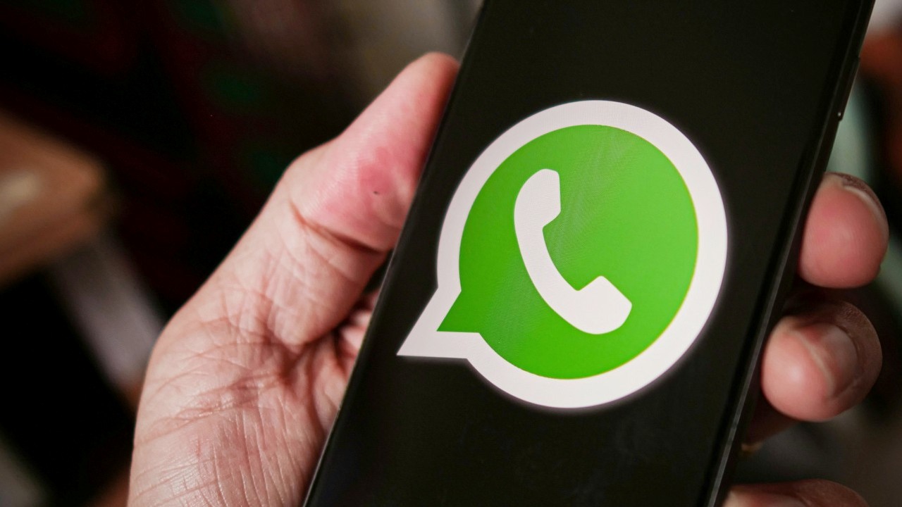 Jeśli naciśniesz ten przycisk w WhatsApp na kilka sekund, odkryjesz nową funkcję, źródło grafiki: Grant Davies, Unsplash.