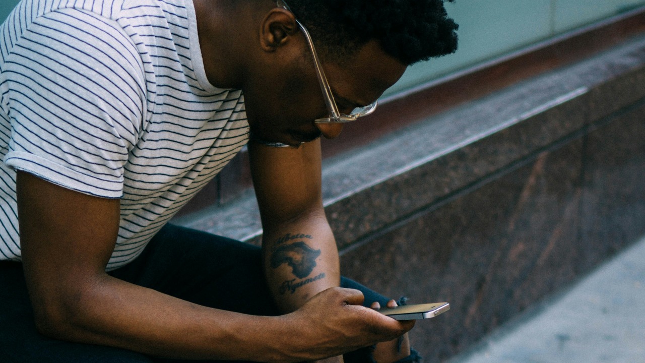 TikTok, Reddit i YouTube są uzależniające? Tak twierdzi Kanadyjczyk, który zdecydował się pozwać gigantów, źródło grafiki: Derick Anies | Unsplash.