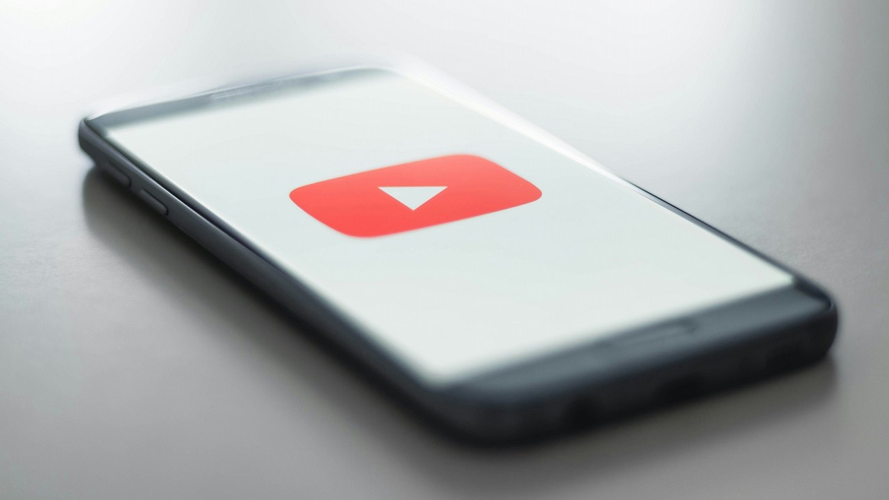 YouTube Premium może niedługo dostać przydatną funkcję. Zasypianie podczas oglądania będzie o wiele przyjemniejsze, źródło grafiki: Unsplash | Christian Wiediger..