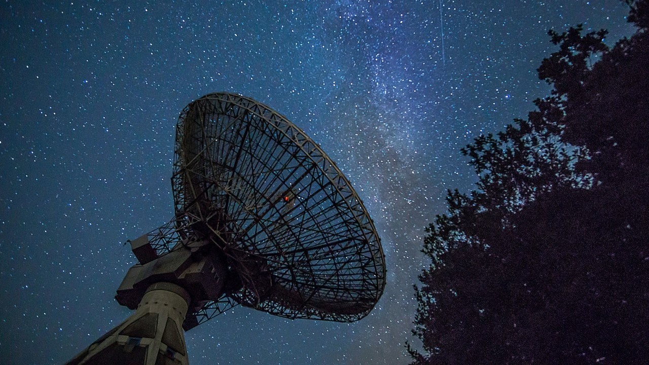Teleskop Jamesa Webba nie zawodzi. Tym razem dostarczył zdjęcia pięknej galaktyki, źródło grafiki: Stephan Widua | Unsplash.