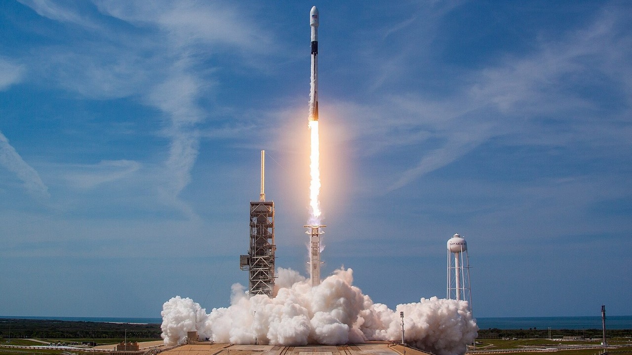 SpaceX zorganizuje pierwszy załogowy lot kosmiczny nad biegunami Ziemi, źródło grafiki: SpaceX.
