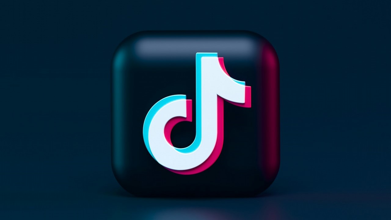 TikTok odświeża czat w aplikacji, pozwoli na wspólną rozmowę nawet 32 osób, źródło grafiki: Alexander Shatov | Unsplash.