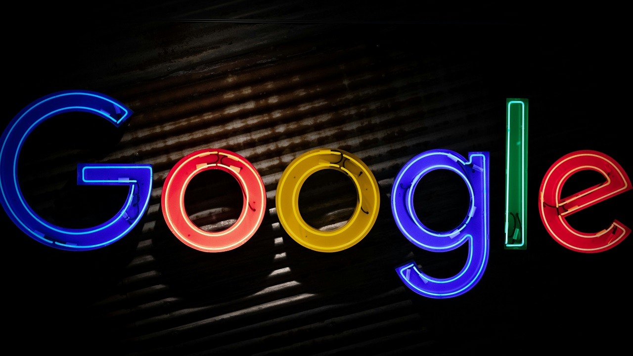 Portfel Google pozwoli przechowywać skany dokumentów, źródło grafiki: Unsplash | Mitchell Luo..