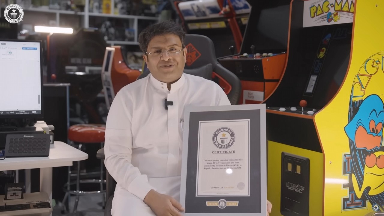 Kolekcjoner podłączył 444 konsole do grania do jednego telewizora. To oficjalny rekord świata, źródło grafiki: Guinness World Records.