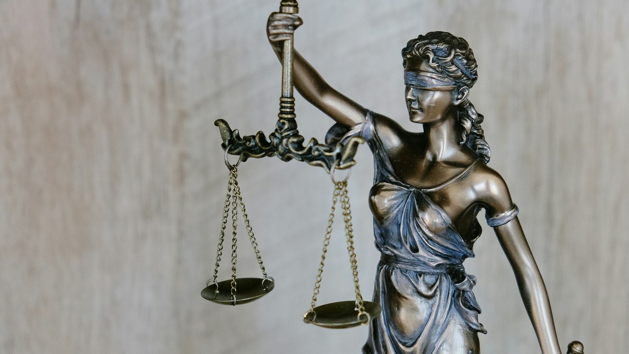 Założyciel InPostu planuje batalię z Facebookiem, poszło o fałszywe reklamy z udziałem jego i jego bliskich, źródło grafiki: Unsplash | Tingey Injury Law Firm..