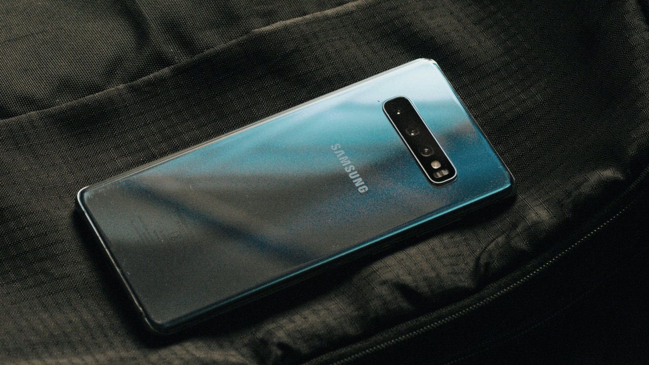 Samsung może szykować ogromne zmiany w nazewnictwie swojej flagowej serii smartfonów, źródło grafiki: Shri E | Unsplash.