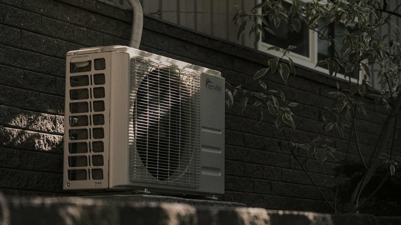 Prawie nikt nie wie, że woda wypływająca z klimatyzatora jest tak cenna; tak można z niej korzystać, źródło grafiki: Unsplash | Everett Pachmann.