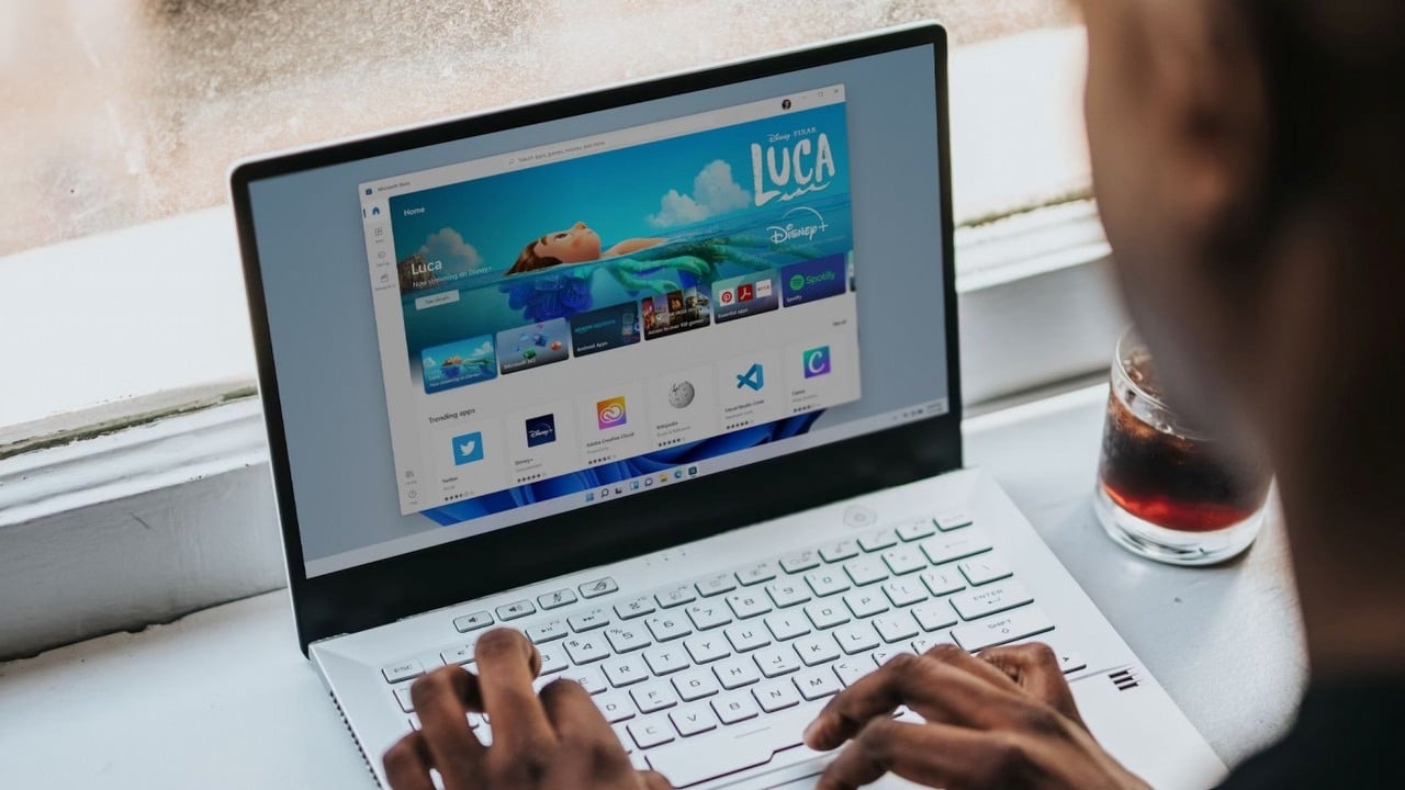 Aktualizacja Windowsa 11 pozwoli łatwiej zmienić tryb zasilania laptopa. Chętni mogą testować nową funkcję, źródło grafiki: WIndows; Unsplash.com; 2021.