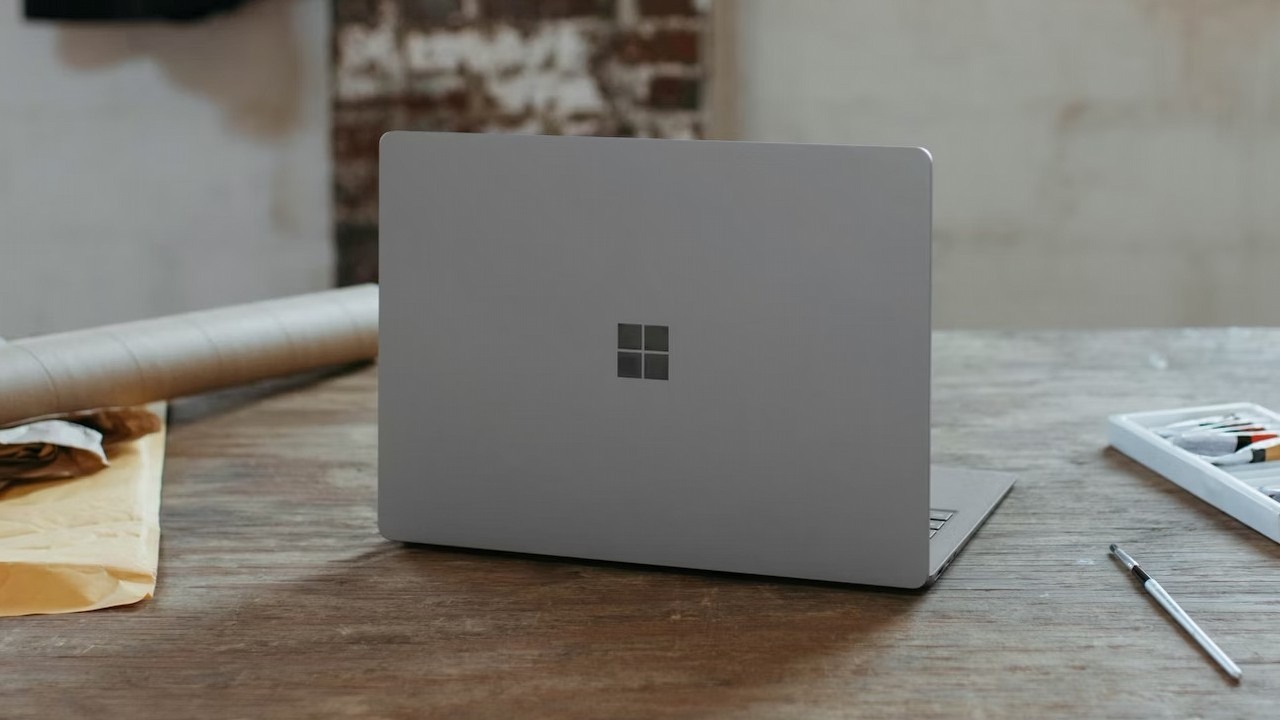 Microsoft zablokował jedną z najpopularniejszych nieoficjalnych metod instalacji Windowsa 11, źródło grafiki: Surface; Unsplash.com; 2021.