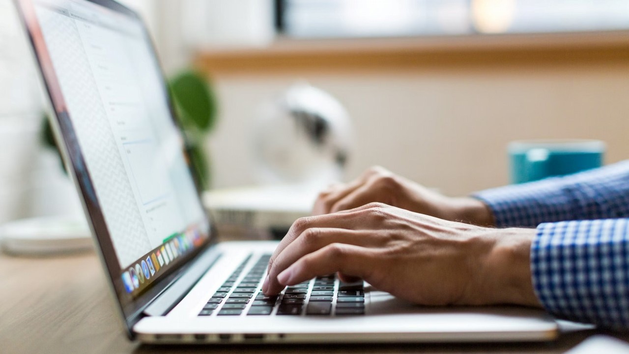 Gracz chciał wymienić pastę w laptopie. Okazało się, że jego bateria może wybuchnąć, źródło grafiki: Burst; Unsplash.com; 2018.
