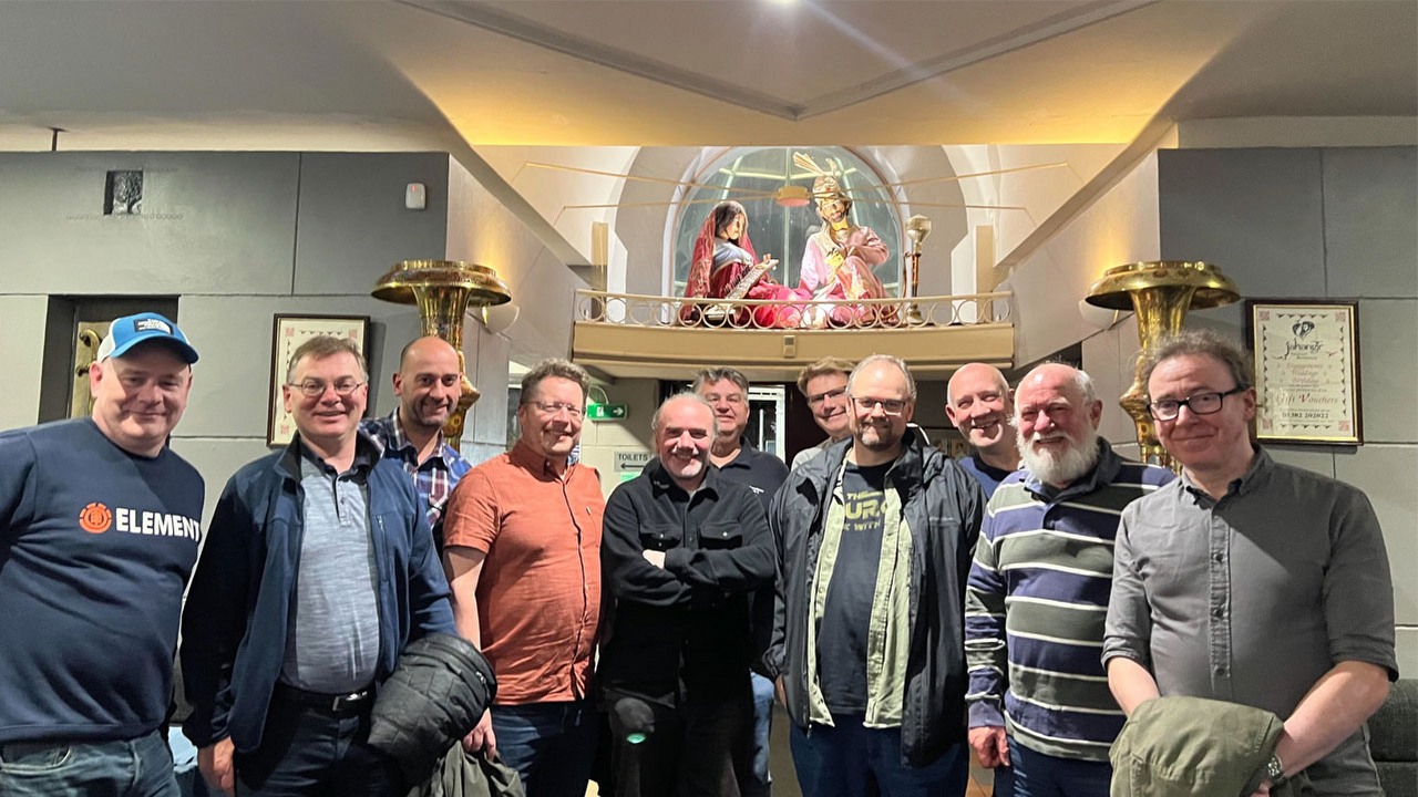 „Panował tam duch kreatywności i wolności, który dzisiaj po prostu nie istnieje”. Weteran Rockstar Games podzielił się pięknym wspomnieniem dewelopera, który stworzył serię GTA, źródło grafiki: Obbe Vermeij. Zdjęcie ze jednego ze spotkań weteranów DMA Design..