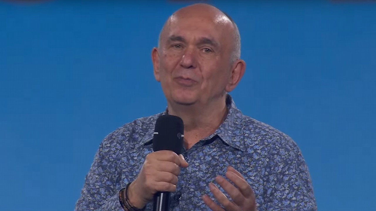 „Nigdy nie stworzyłem świetnej gry”. Peter Molyneux przeprasza za niedotrzymane obietnice i mówi o rozczarowaniu rynkiem mobilnym, źródło grafiki: Peter Molyneux / gamescom 2024 / YouTube.