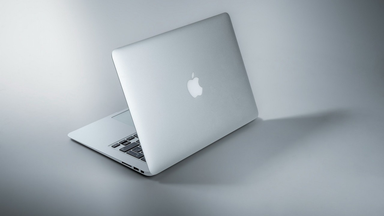 Apple nie porzuca planów na MacBooka ze składanym ekranem; urządzenie będzie jednak mniejsze, źródło grafiki: Unsplash | Maxim Hopman.