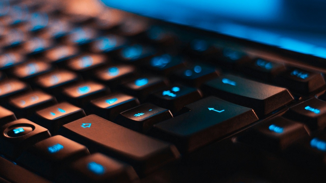 Używanie klawiatury Razera może Cię kosztować ban w CS, źródło grafiki: Unsplash | Christian Wiediger..