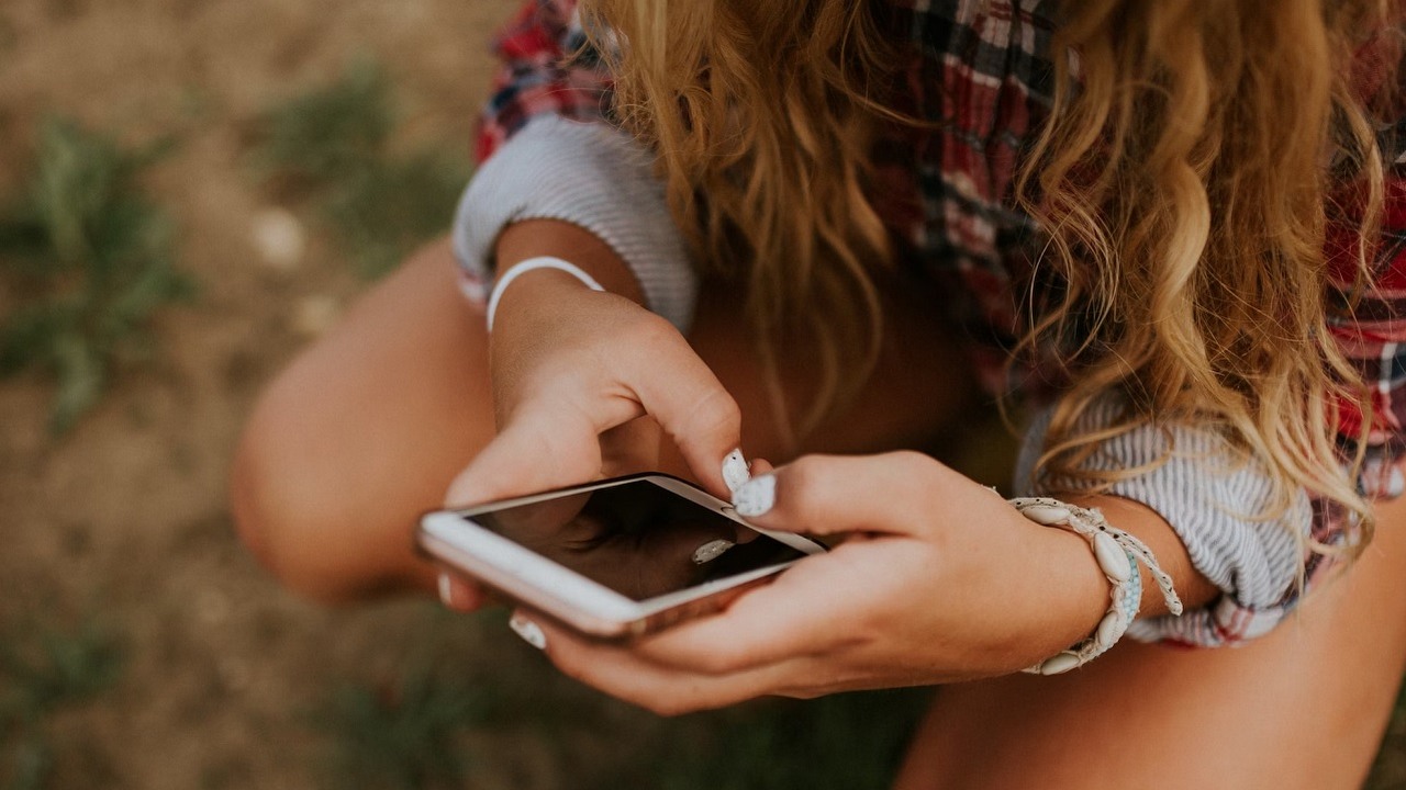 Messenger zwiększył bezpieczeństwo tego czatu - co oznacza komunikat?, źródło grafiki: Persnickety Prints | Unsplash.