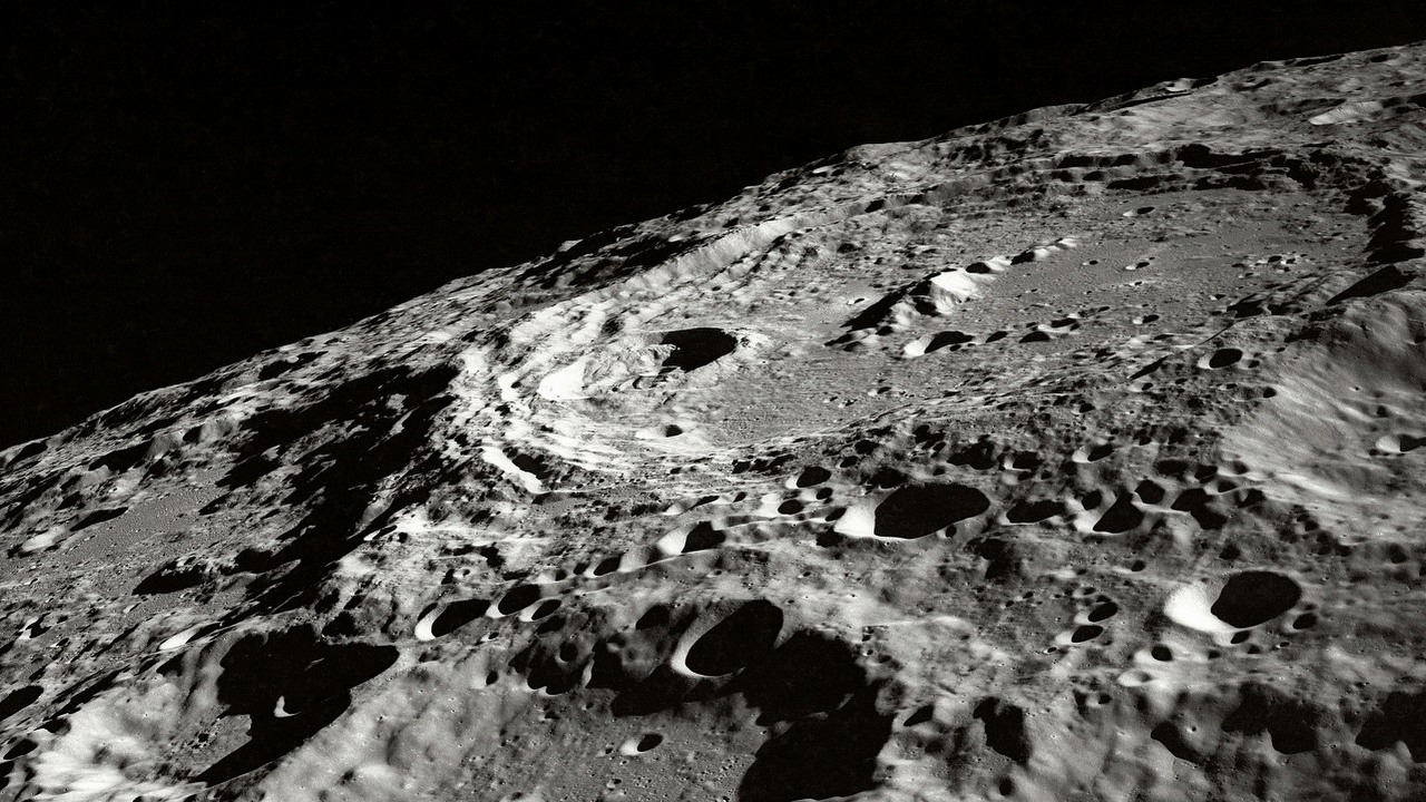 Chińscy naukowcy opracowali metodę wytwarzania wody z gleby księżycowej, źródło grafiki: Unsplash | NASA..