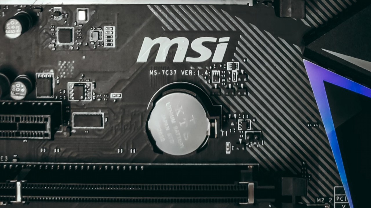 8-pinowe złącze na nowych płytach głównych MSI sugeruje, że Twoje rachunki za prąd mocniej odczują korzystanie z karty graficznej, źródło grafiki: Anirudh Gadgil; Unsplash.com; 2021.