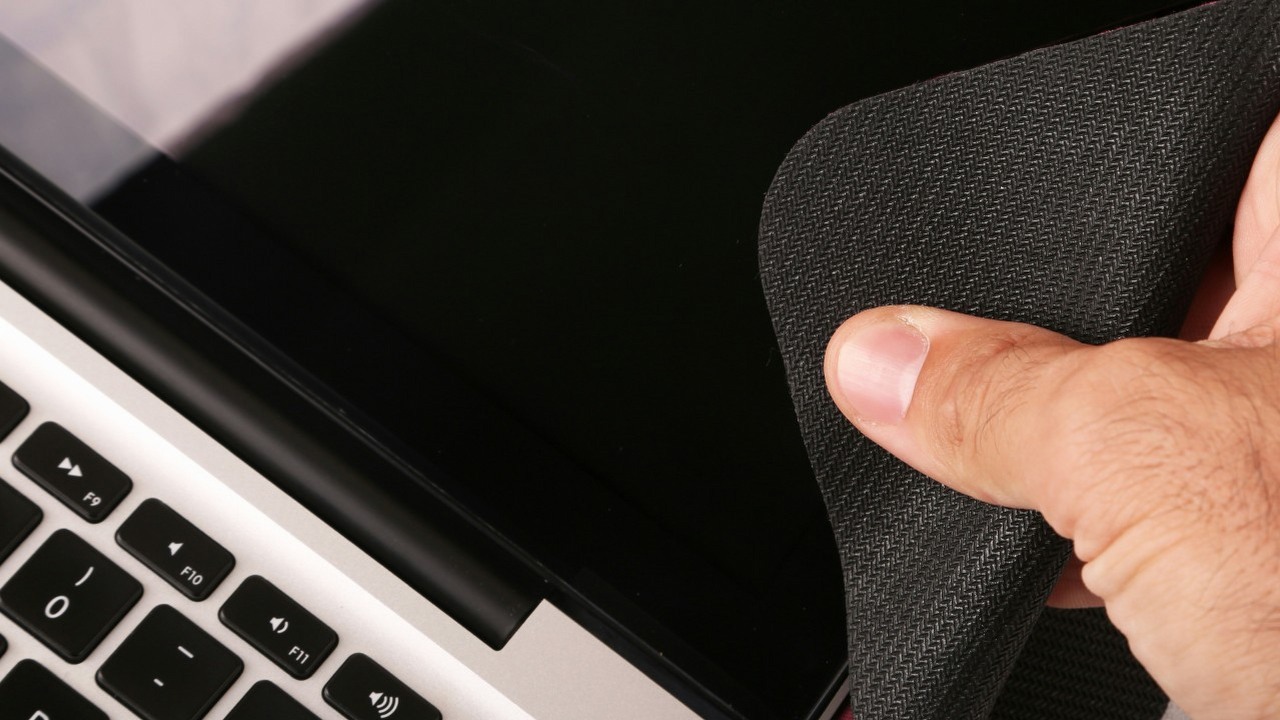 Nie używaj płynu do mycia szyb i papierowych ręczników. Oto prawidłowe sposoby czyszczenia TV i monitora, źródło grafiki: Giorgio Trovato, Unsplash.