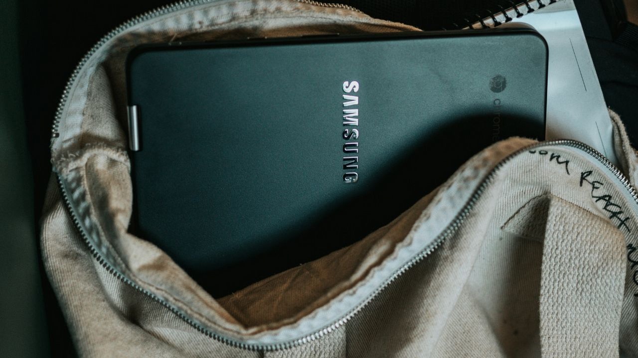 Chcecie kupić Galaxy S24? Lepiej poczekajcie na S24 FE, bo Samsung ma go pokazać już za moment, źródło grafiki: Unsplash | Nathan Dumlao.