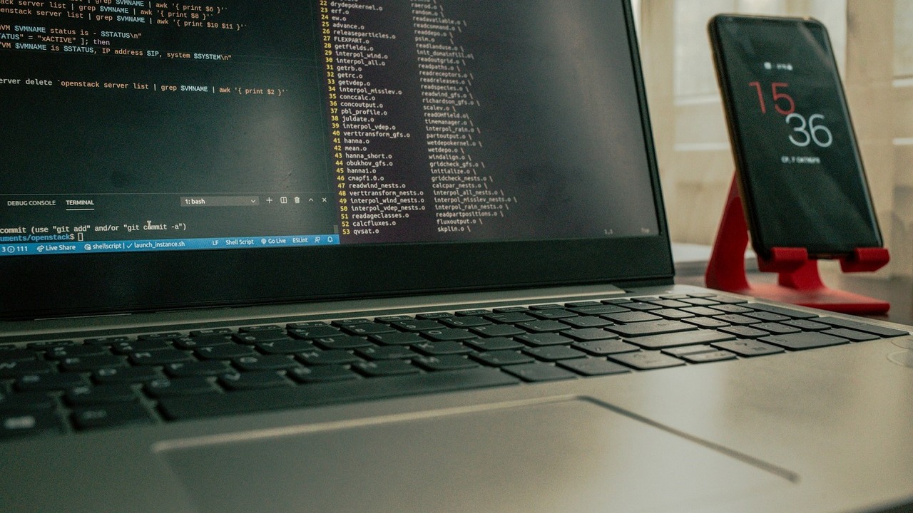 To będzie rok Linuksa? Darmowy system operacyjny radzi sobie coraz lepiej, źródło grafiki: Unsplash | Roman Synkevych.