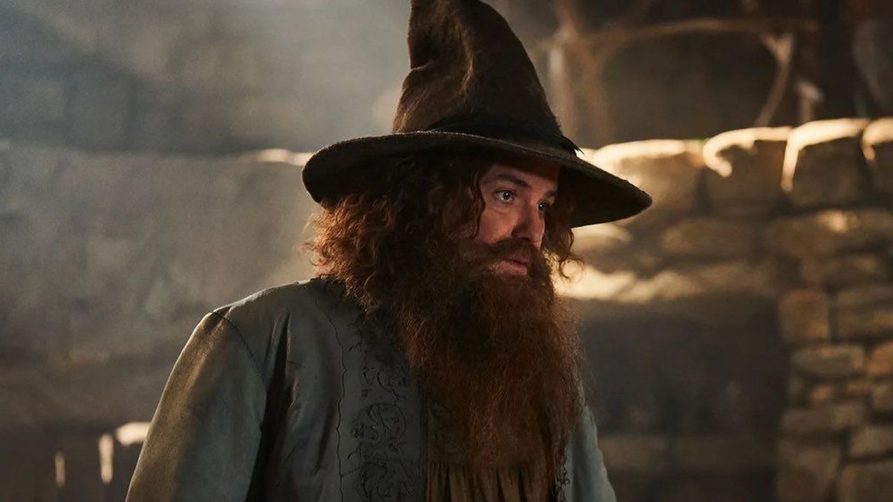 Po prawie 100 latach Tom Bombadil wreszcie zadebiutuje w wersji aktorskiej. Twórcy Pierścieni Władzy podeszli jednak do postaci inaczej niż Tolkien, źródło grafiki: Pierścienie Władzy, J.D. Payne, Amazon, 2024.