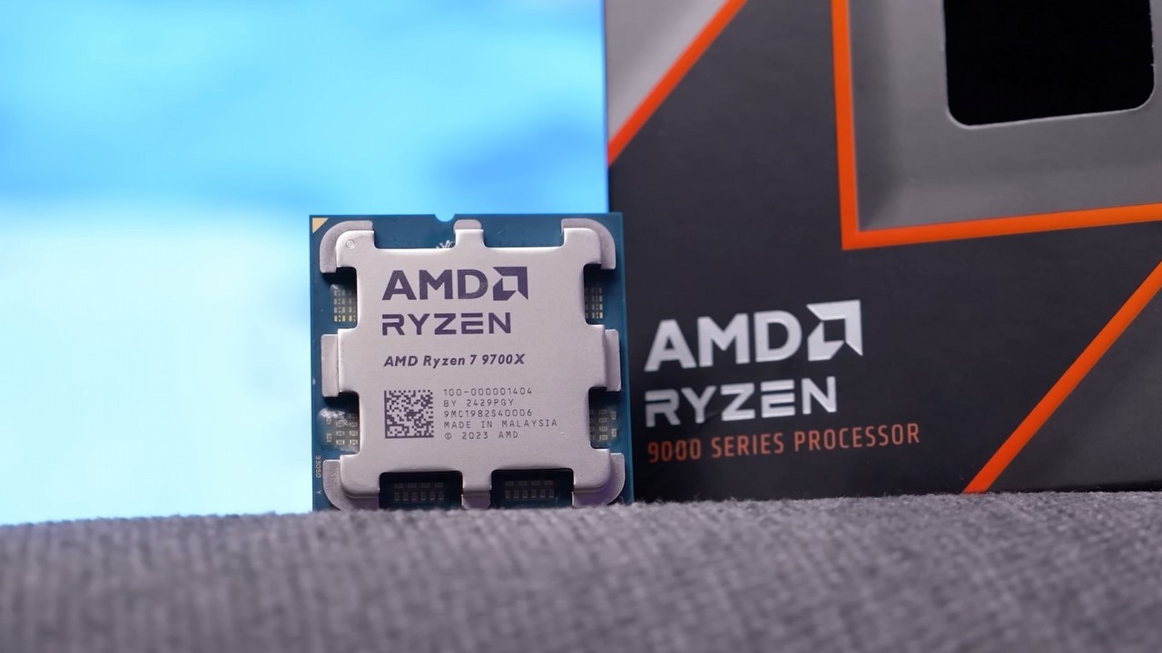 Windows 11 24H2 poprawia wydajność Ryzena 7 9700X. Na aktualizacji zyskał też Ryzen 7 7700X, źródło grafiki: YouTube: Hardware Unboxed; 2024.