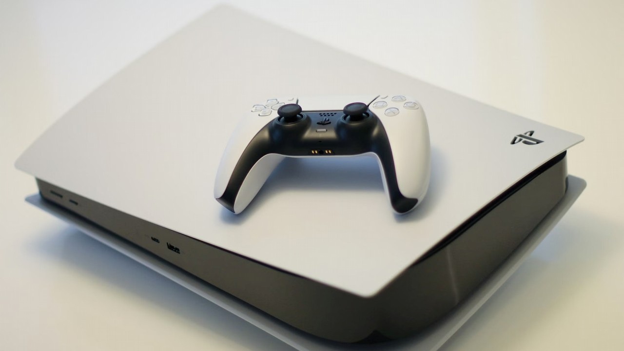 PS5 zdrożeje w Japonii niemal o 350 złotych. Wyższych cen doczekają się także kontrolery DualSense, źródło grafiki: Kerde Severin; Unsplash.com; 2020.