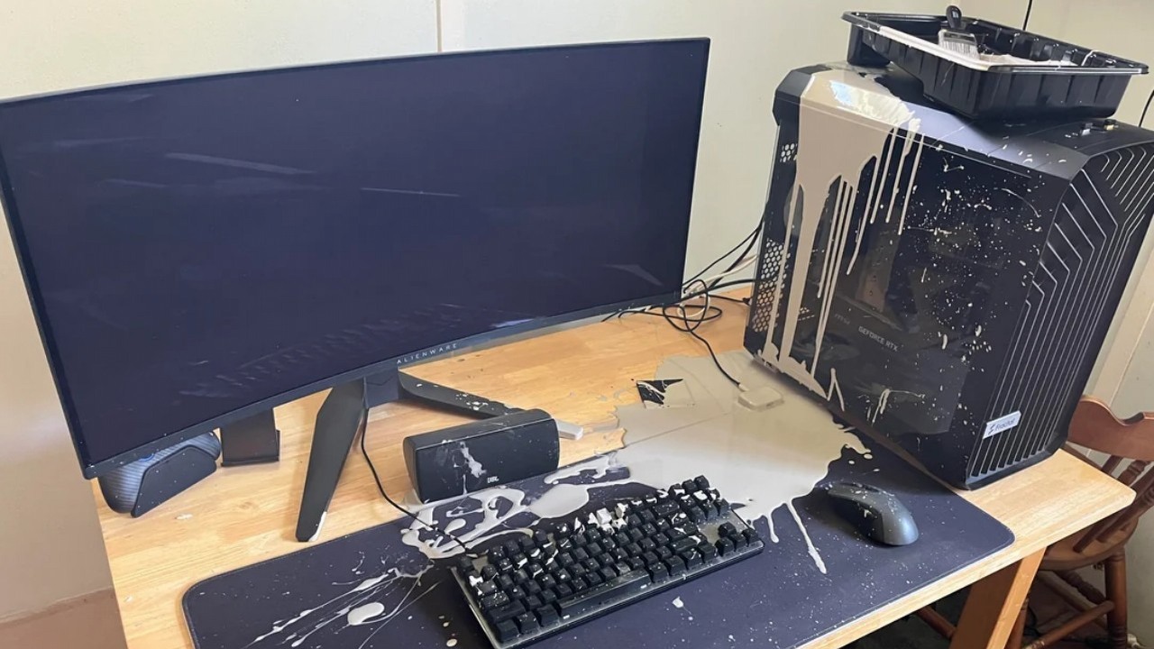 Gracz oblał swój PC farbą, ale na szczęście ratunek przyszedł z niespodziewanej strony, źródło grafiki: Reddit: r/pcmasterrace; u/tarheel343; 2024.