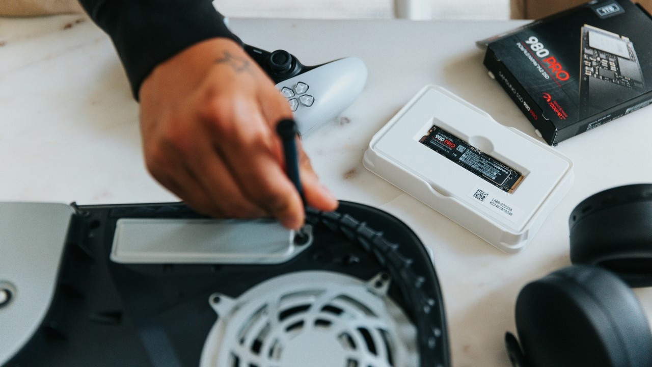 PS5 Pro może mieć dwa razy więcej pamięci niż model podstawowy - pojawił się rzekomy zestaw deweloperski z ogromnym dyskiem SSD, źródło grafiki: Samsung Memory | Unsplash.