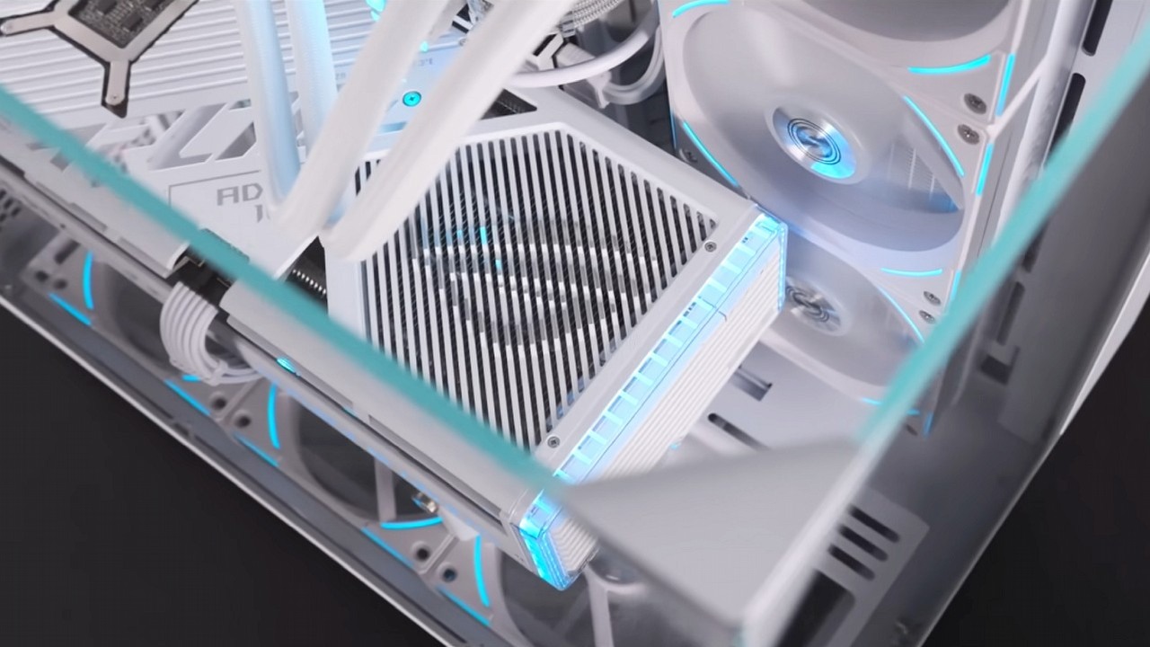 Mąż przypadkowo upuścił szklankę na komputer żony - obudowa PC jest uszkodzona, ale szklance nic się nie stało, źródło grafiki: Mr Matt Lee, YouTube.