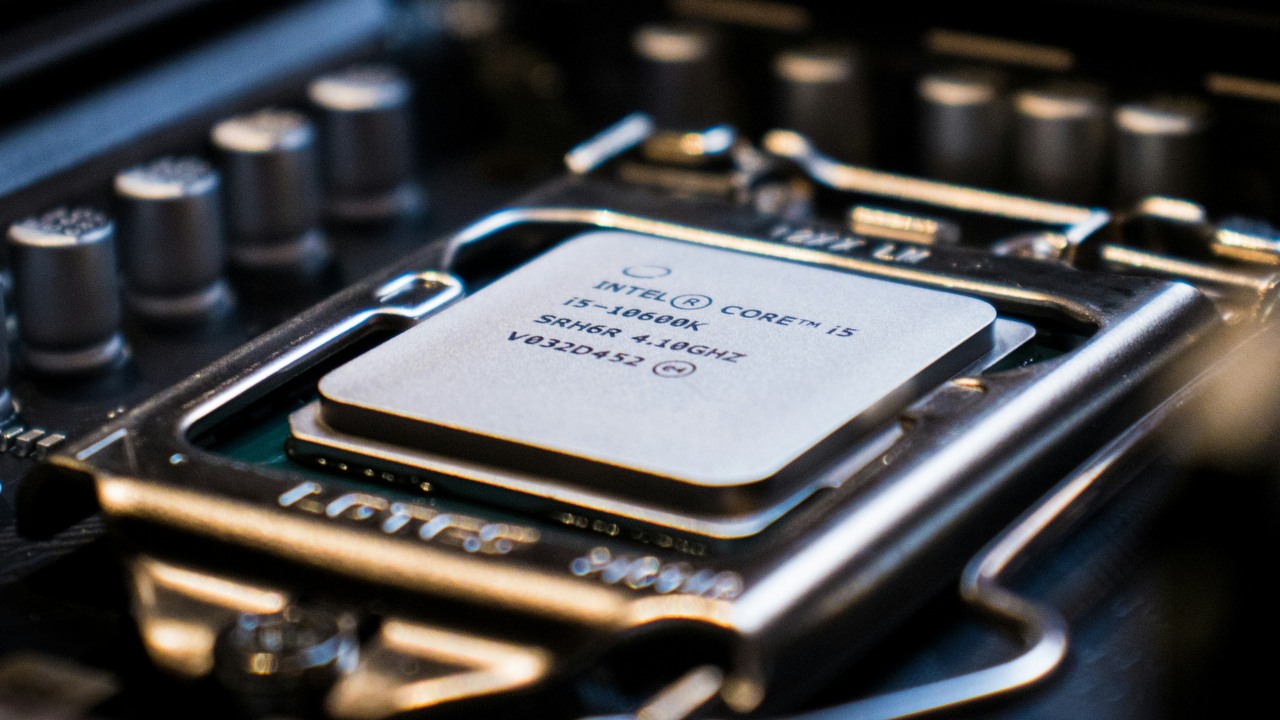 Intel zapowiada, że przyszłe procesory będą pozbawione wad technicznych, źródło grafiki: Francesco Vantini | unsplash.