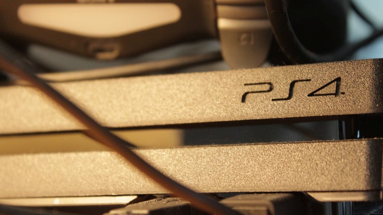 Gracz chciał wyczyścić swoją konsolę PS4, ale nie włożył z powrotem ważnej części. Z pomocą przyszedł starszy brat, źródło grafiki: Drew Bae; Unsplash.com; 2021.