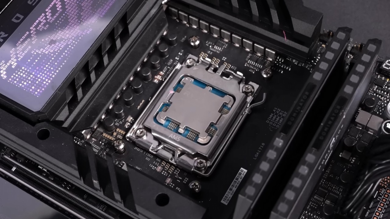 Myślał, że trafił na okazyjnie taniego Ryzena 7 7800X3D. Youtuber pokazał prawie idealną podróbkę procesora, źródło grafiki: YouTube: der8auer EN; 2024.