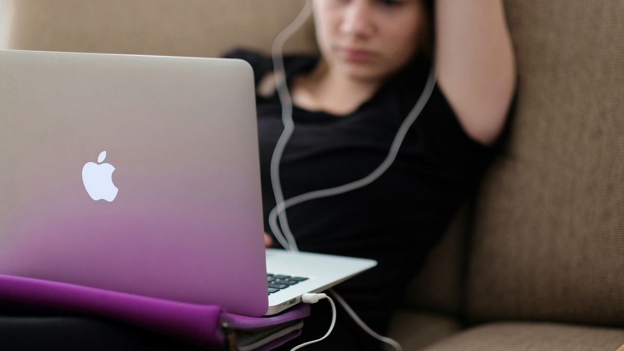 Aplikacja elektronicznego dziennika eduVULCAN żąda opłat za podstawowe funkcje w tym... usprawiedliwianie nieobecności, źródło grafiki: Steinar Engeland | Unsplash.com.
