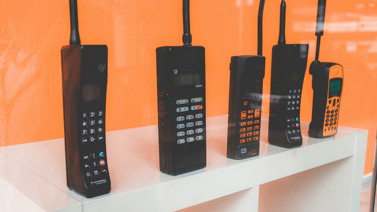 Pamiętasz jeszcze te nazwy? To były pierwsze polskie sieci komórkowe, źródło grafiki: Unsplash | Nastya Dulhiier.