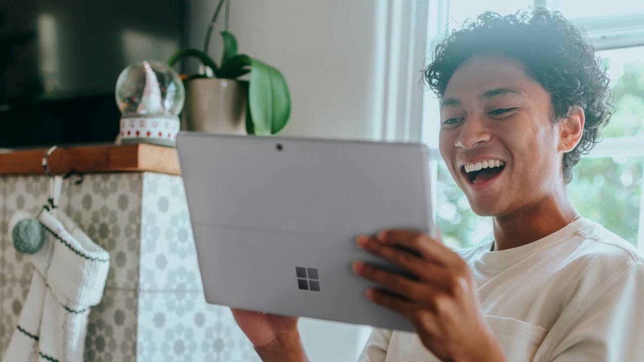 Windows 11 zyskuje na popularności wśród graczy. Zdradza to sierpniowa ankieta Steama, źródło grafiki: Surface; Unsplash.com; 2021.
