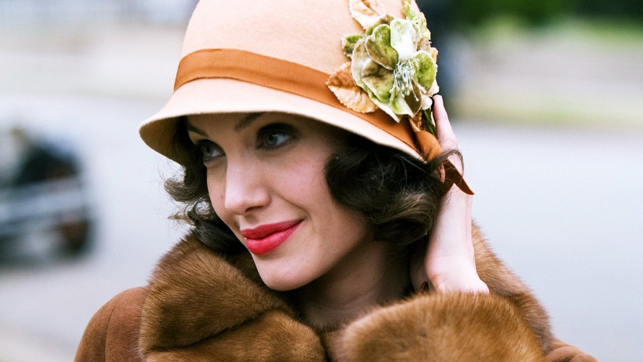 „Chciałam trzymać go jak najdalej ode mnie”. Film Clinta Eastwooda przeraził Angelinę Jolie na tyle, że długo nie chciała w nim wystąpić, źródło grafiki: Changeling, Clint Eastwood, Universal Pictures, 2008.