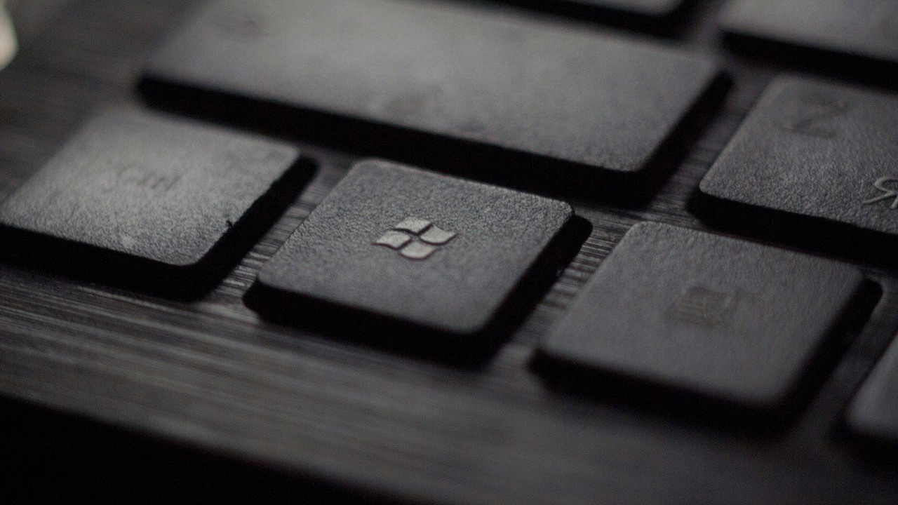Microsoft powraca do kontrowersyjnej funkcji. Windows 11 jednak będzie śledził nasze działania, źródło grafiki: Unsplash |  Tadas Sar..