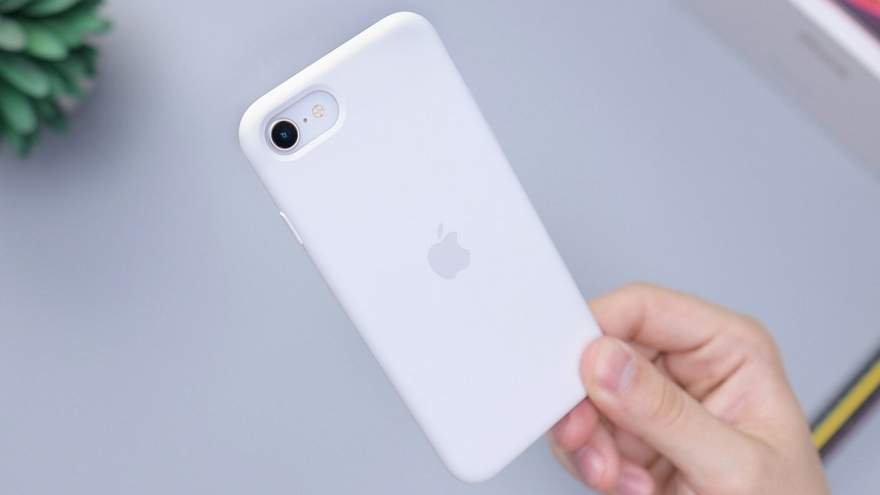 iPhone SE może otrzymać wyświetlacz OLED, lecz jeszcze nie w tym roku, źródło grafiki: Unsplash | Daniel Romero.