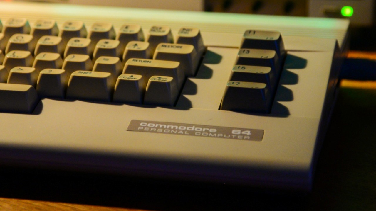 Fan Commodore przesyła gry przez YouTube. To metoda daleka od idealnej, ale ciekawa, źródło grafiki: Alex; flickr.com; 2014 | CC BY-SA 2.0.