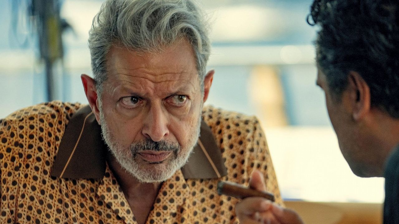 Nowy numer 1 Netflixa: ta świetnie oceniana komedia fantasy z Jeffem Goldblumem wspięła się na sam szczyt listy przebojów streamingu, źródło grafiki: Kaos, Charlie Covell, Netflix, 2024.