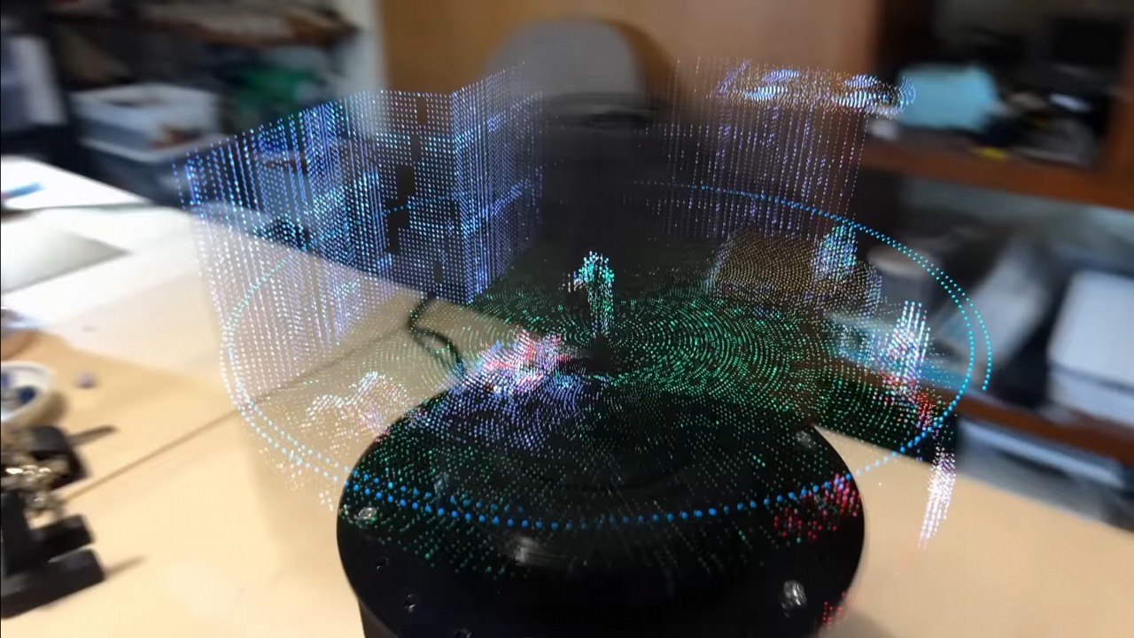 Inżynier stworzył wolumetryczny wyświetlacz 3D i odpalił na nim Dooma, źródło grafiki: Ancient | YouTube.