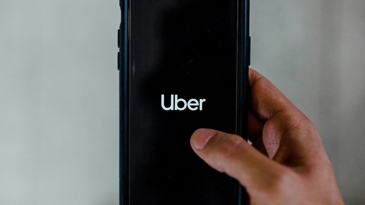Australijski sąd uznał, że Uber nie płaci swoim kierowcom i anulował dług podatkowy w wysokości 81 milionów dolarów, źródło grafiki: Unsplash | Austin Distel..