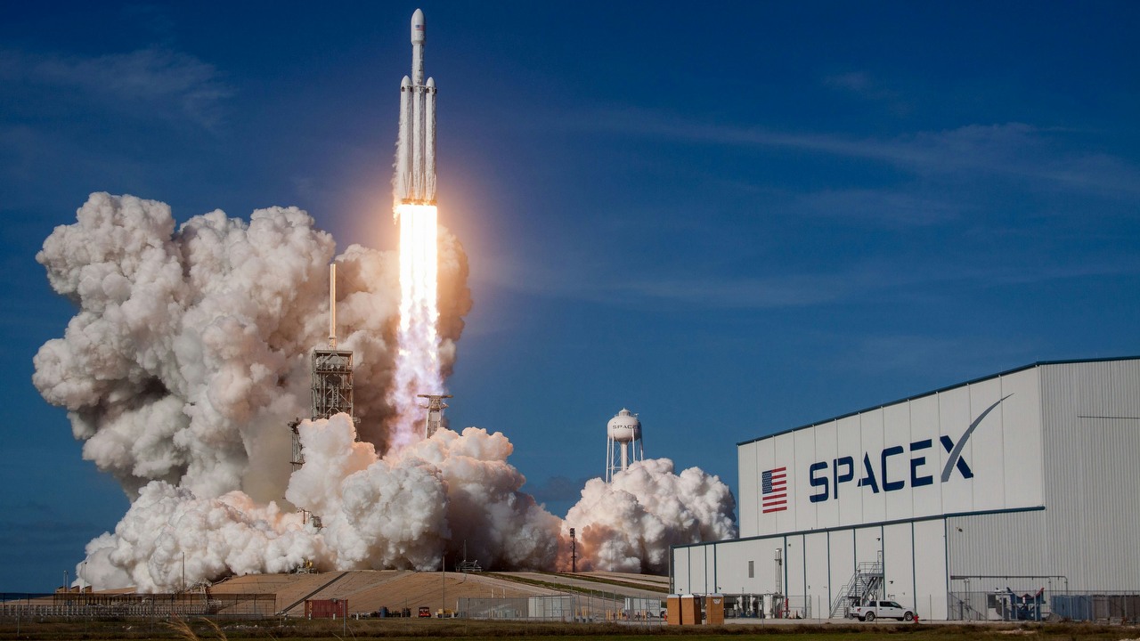 Elon Musk królem ziemskiej orbity. Kontroluje 2/3 aktywnych satelitów, źródło grafiki: SpaceX | Unsplash.