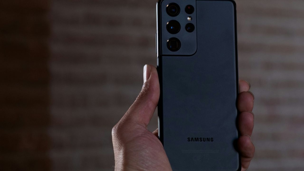 Samsung Galaxy S25 Ultra rozczaruje prędkością ładowania; nawet tańsi rywale są tu lepsi, źródło grafiki: Unsplash | Salman Majeed.