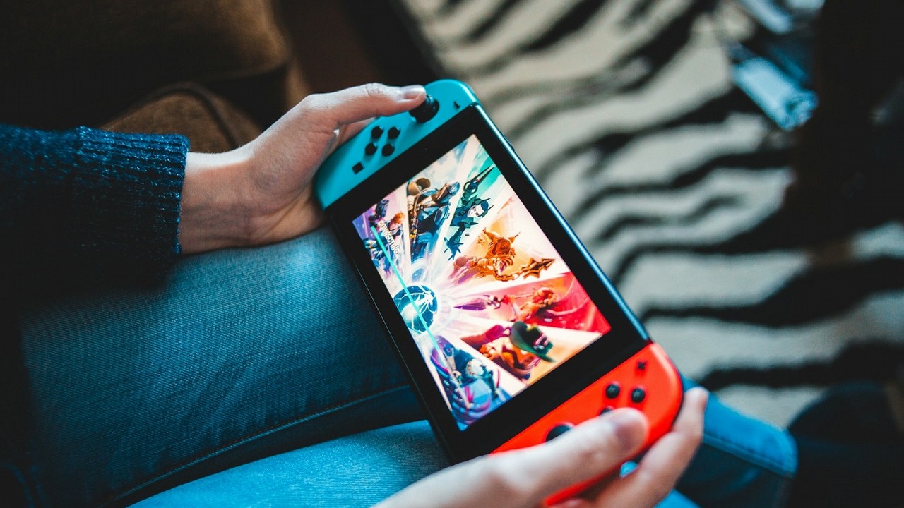 Oficjalne karty pamięci Pokémon dla Switcha trafiły do sprzedaży. Czy są jednak warte swojej ceny?, źródło grafiki: Unsplash | Erik Mclean.